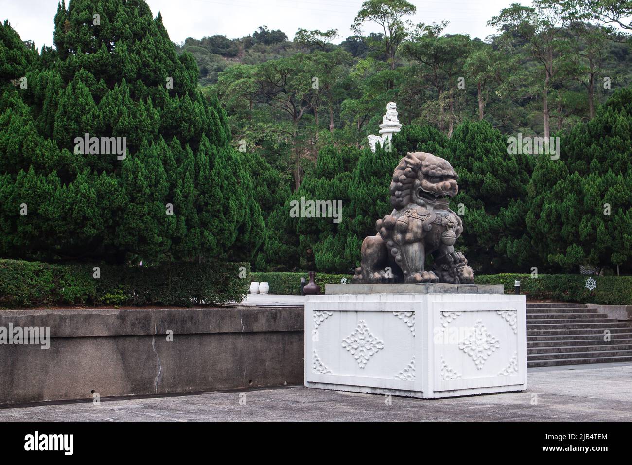 Taipei, Taiwan - 20 2019. Dezember: Das Bild der chinesischen Wachen-Löwen-Statue am Paifang des Nördlichen Außenzweiges des Nationalpalastmuseums. Stockfoto