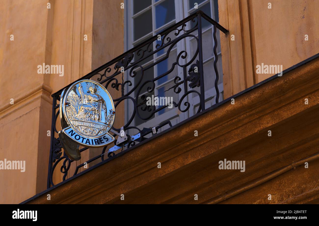 Notare der Republik Frankreich, Nasenschild auf Balkon, Place d'Albertas, Aix-en-Provence, Bouches-du-Rhone, Provence-Alpes-Cote d'Azur, Frankreich Stockfoto