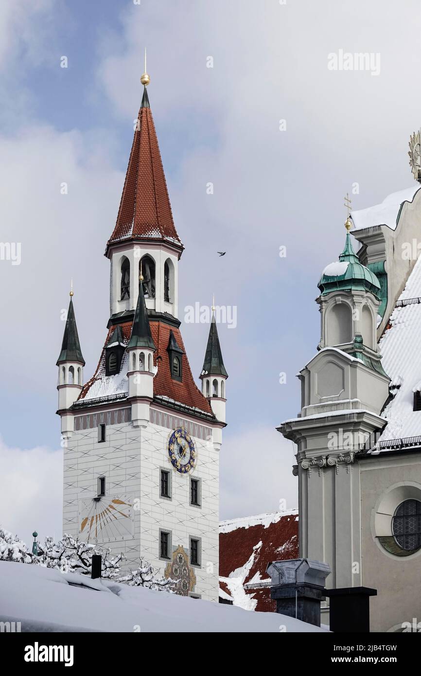 Altes Rathaus und Kirche des Heiligen Geistes am Viktualienmarkt, im Winter schneebedeckt, München, Bayern, Oberbayern, Deutschland Stockfoto
