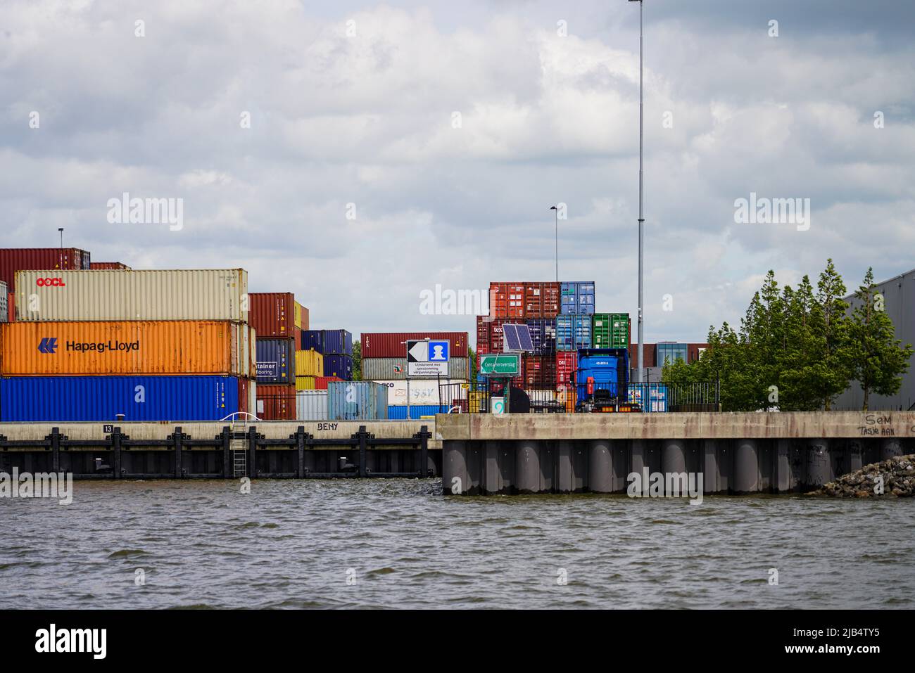 Holländischer Containerhafen im Rhein-Maas-Delta zwischen Rotterdam und Dordrecht, Niederlande am 26. Mai 2022. Stockfoto