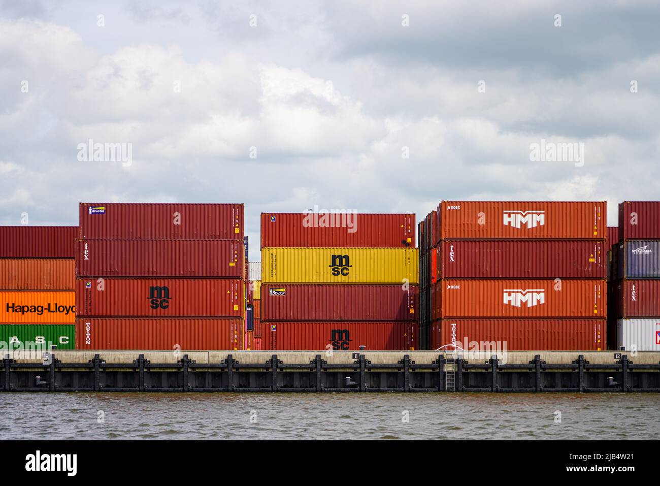 Holländischer Containerhafen im Rhein-Maas-Delta zwischen Rotterdam und Dordrecht, Niederlande am 26. Mai 2022. Stockfoto