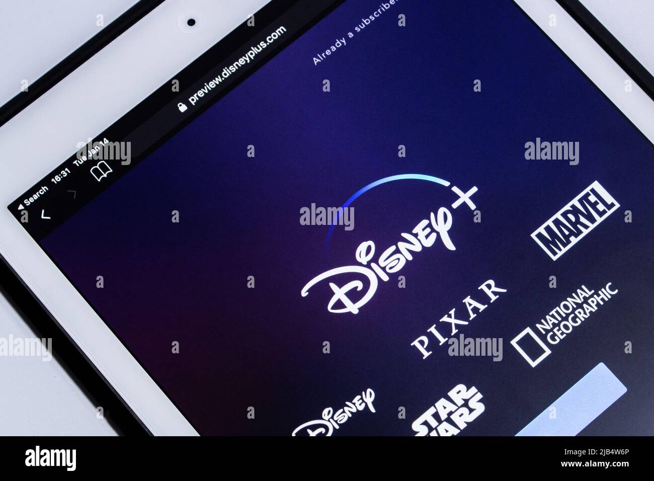 Disney+ (Disney Plus) Webseite auf dem iPad. Disney+ ist ein Video-on-Demand-Streaming-Service für US-Abonnements durch die DTCI-Abteilung der Walt Disney Co Stockfoto