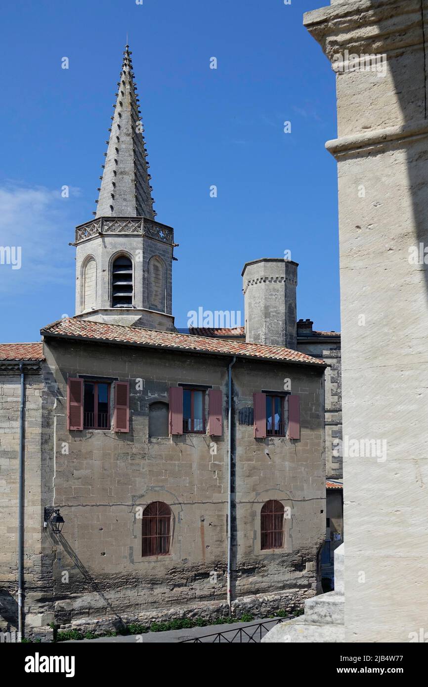 Ehemaliges Kloster Couvent des Cordeliers, vom Amphitheater aus gesehen, Arles, Departement Bouches-du-Rhone, Region Provence Alpes Cote d'Azur, Frankreich Stockfoto