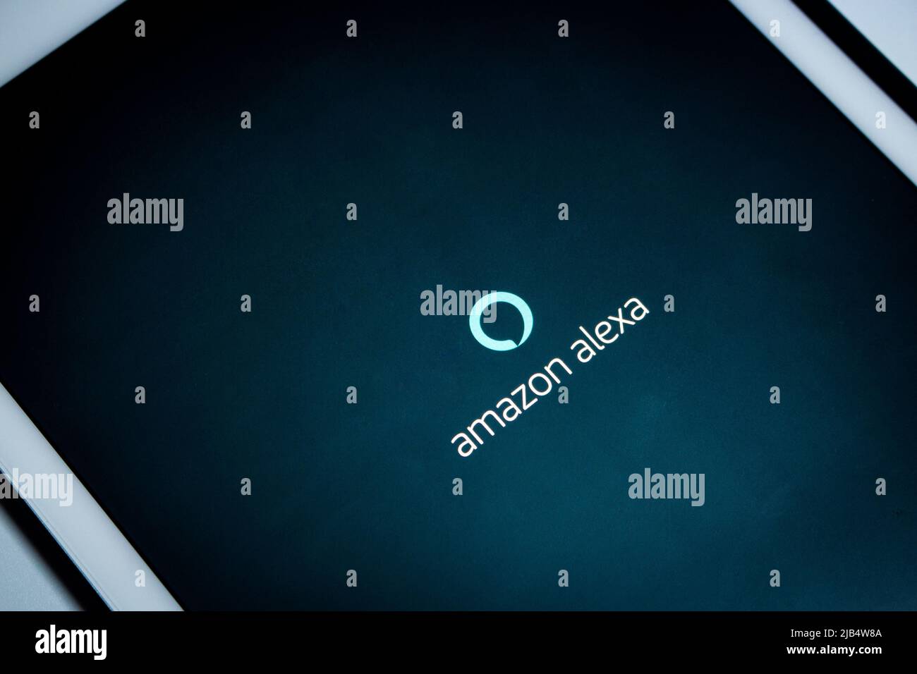 Kumamoto, Japan - 05. Feb 2020 : die Nahaufnahme des Amazon Alexa-Logos auf dem Tablet. Amazon Alexa ist eine von Amazon entwickelte KI-Technologie für virtuelle Assistenten. Stockfoto