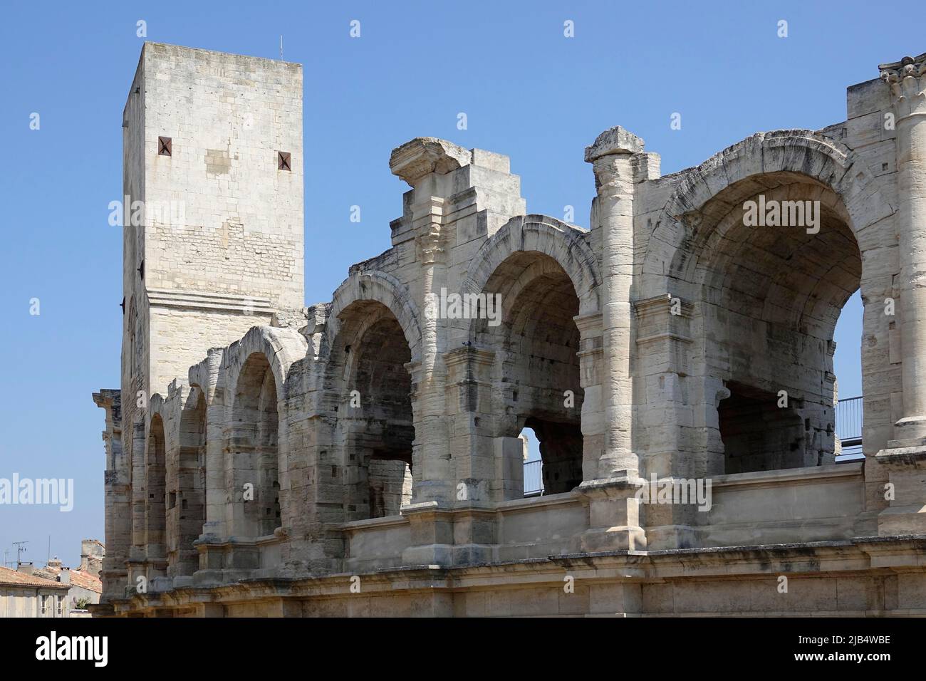 Amphitheater der römischen Arena mit erhaltenem mittelalterlichem Turm, Arles, Departement Bouches-du-Rhone, Region Provence Alpes Cote d'Azur, Frankreich, Mittelmeer Stockfoto