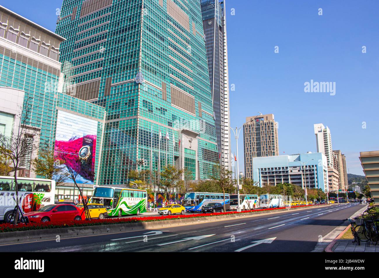 Taipei, Taiwan - Dez 17 2019 : die Sektion 5, Xinyi Road vor Taipei 101 an sonnigen Tagen. Es gibt Taipei 101 Turm, Autos und Bauelemente in Bild. Stockfoto