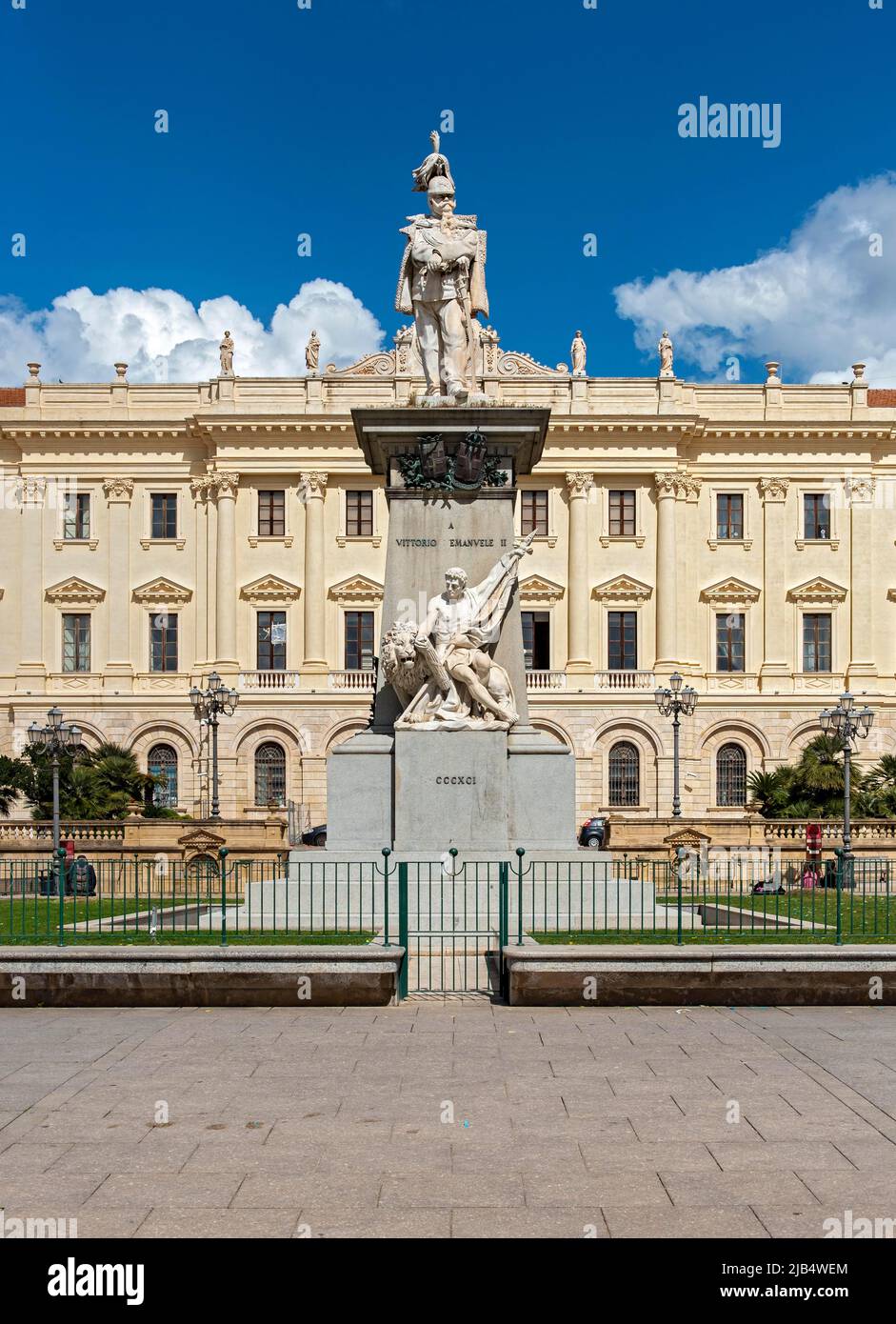 Palazzo della Provincia und Statue von König Vittorio Emanuele II, Piazza Italia, Sassari, Sardinien, Italien Stockfoto