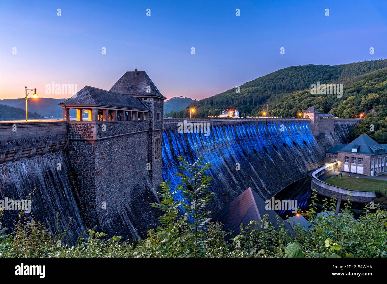 Damm im Abendlicht, blau beleuchtet, Staumauer des Edersee-Stausees, Kraftwerk Hemfurth, Staumauer Edertal, Staudamm Eder, Schloss Waldeck und Hotel Stockfoto