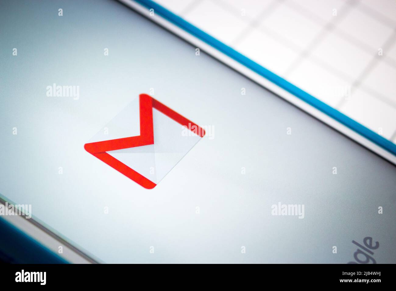 Logo von Gmail, einem kostenlosen E-Mail-Dienst, der von Google entwickelt wurde, auf weißem Hintergrund auf dem iPhone. Bis 2018 hatte Gmail weltweit 1,5 Milliarden aktive Nutzer Stockfoto Logo von Gmail, einem kostenlosen E-Mail-Dienst, der von Google entwickelt wurde, auf weißem Hintergrund auf dem iPhone. Bis 2018 hatte Gmail weltweit 1,5 Milliarden aktive Nutzer Stockfoto