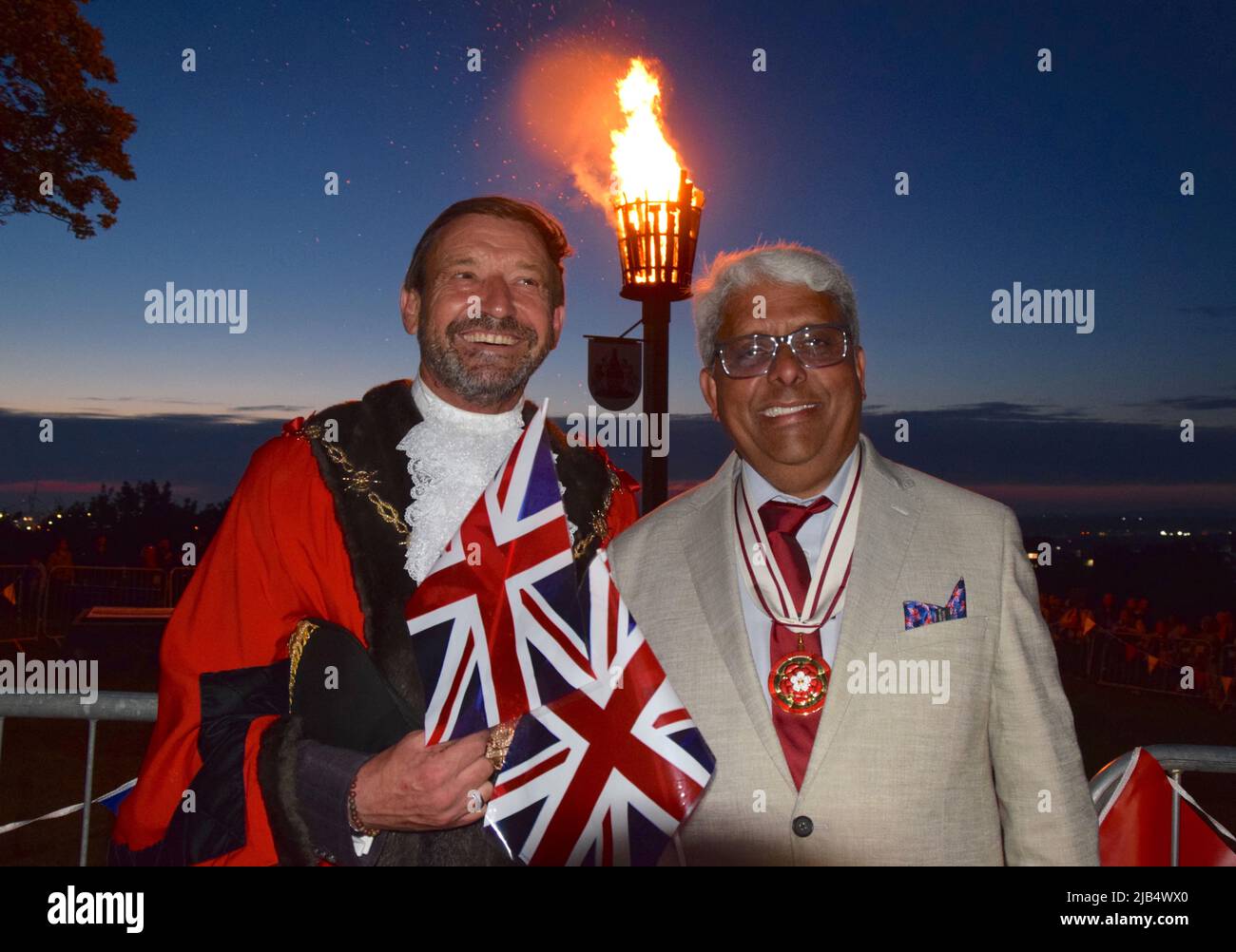 02/06/2022Gravesend UK das Leuchtfeuer auf Windmill Hill Gravesend wurde heute Abend um 9,45pm Uhr vom Bürgermeister von Gravesham Borough Council Cllr Peter Scoll angezündet Stockfoto