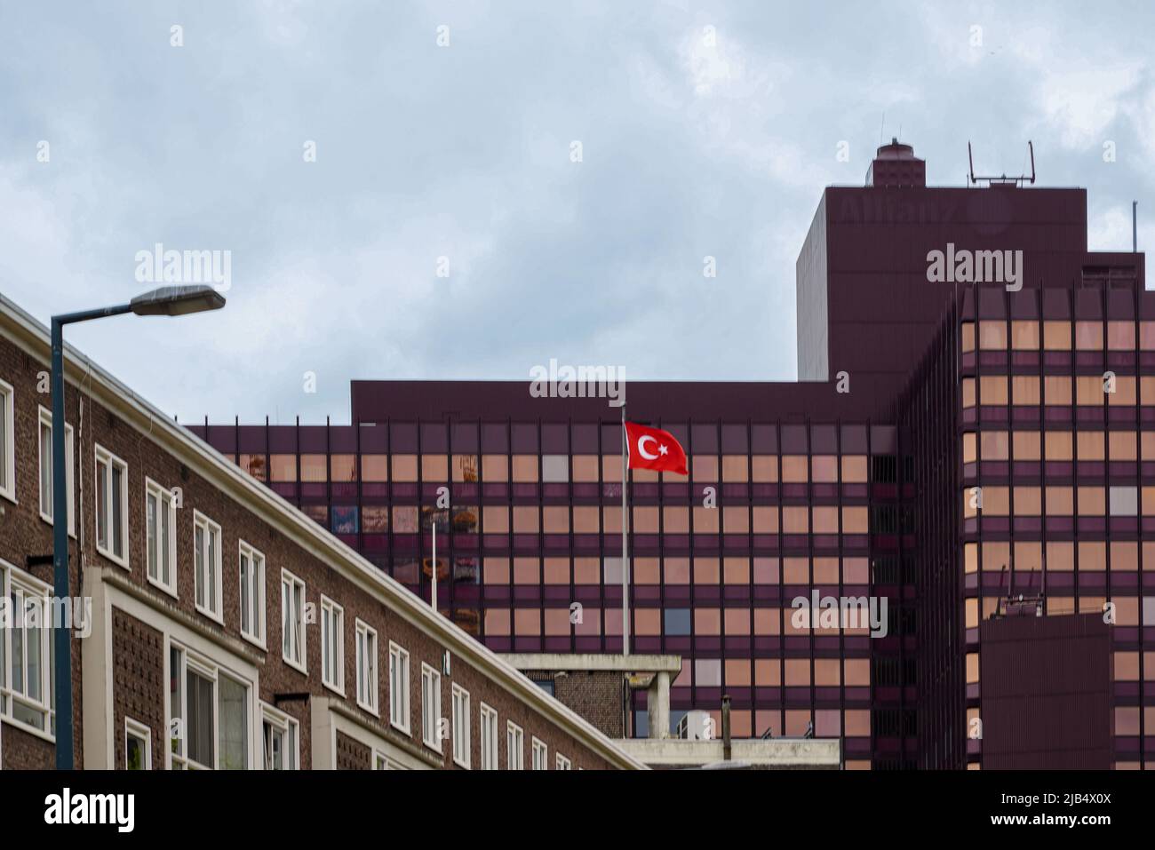 Die türkische Flagge fliegt am 25. Mai 2022 auf dem Dach des türkischen Generalkonsulats in Rotterdam, Niederlande. Stockfoto