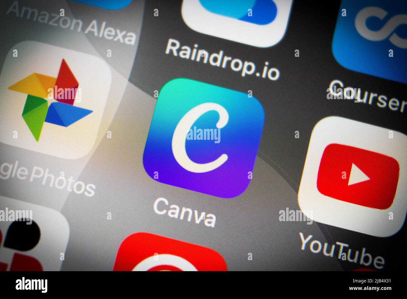 Canva App, eine grafische Design-Plattform, die es Benutzern ermöglicht, Social-Media-Grafiken, Präsentationen, Poster und andere visuelle Inhalte auf dem iPhone zu erstellen. Stockfoto