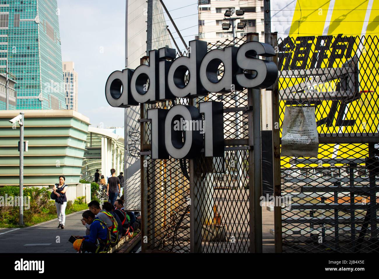 Taipei, Taiwan - 16 2019. Dezember : Adidas 101 Schild am Adidas 101 Park. Adidas 101 befindet sich neben dem Taipei World Trade Center und Taipei 101 Stockfoto