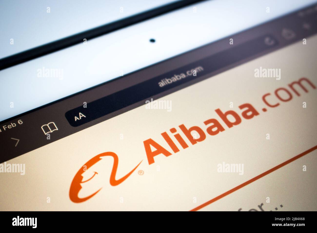 Alibaba-Logo auf seiner Website auf Tablet. Die Alibaba Group, eine multinationale Holding des chinesischen Konzerns, ist das größte Einzelhandels- und E-Commerce-Unternehmen Stockfoto