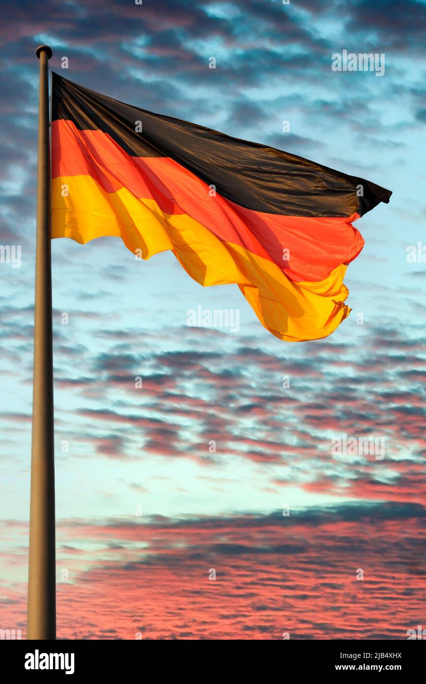 Reisstag Deutschland Flagge in der späten Abendsonne, Berlin, Deutschland Stockfoto