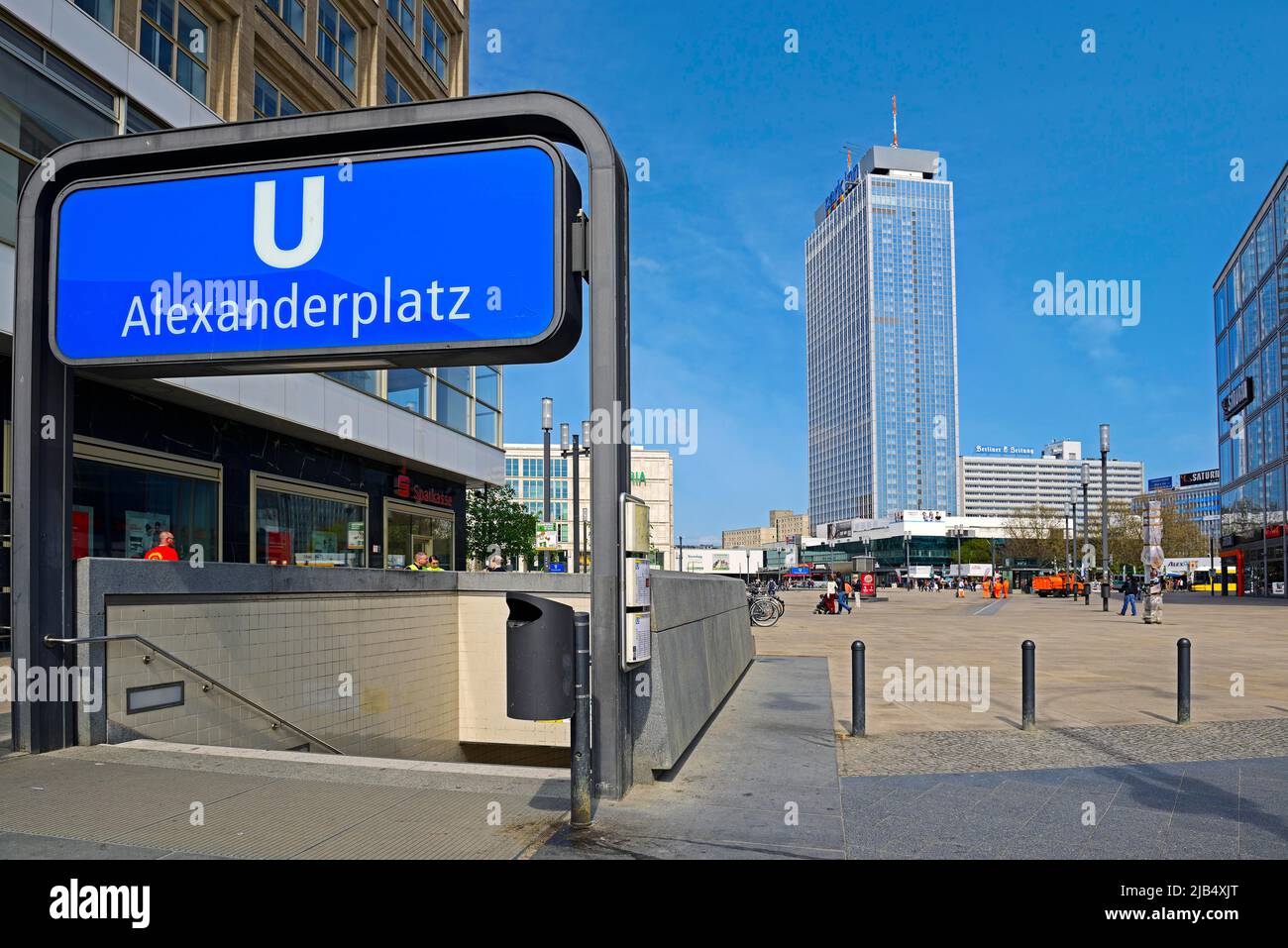 U-Bahneingang und Park Inn Hotel am Alexanderplatz, Berlin Mitte, Deutschland Stockfoto