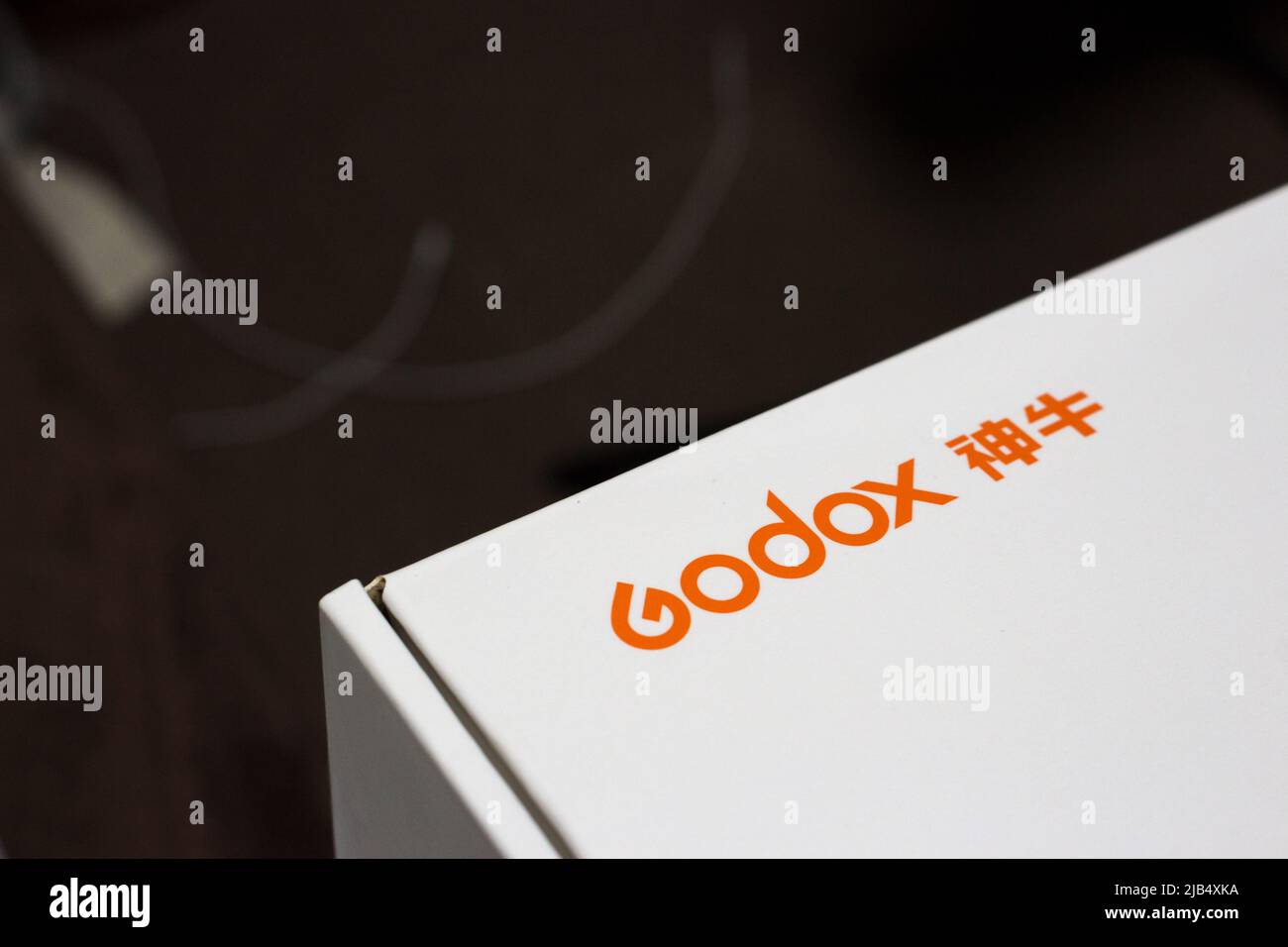 Kumamoto, Japan - Mai 29 2020 : das Logo von GODOX, einem chinesischen Hersteller von professionellen Fotogeräten, wird auf der Produktverpackung gedruckt. Stockfoto