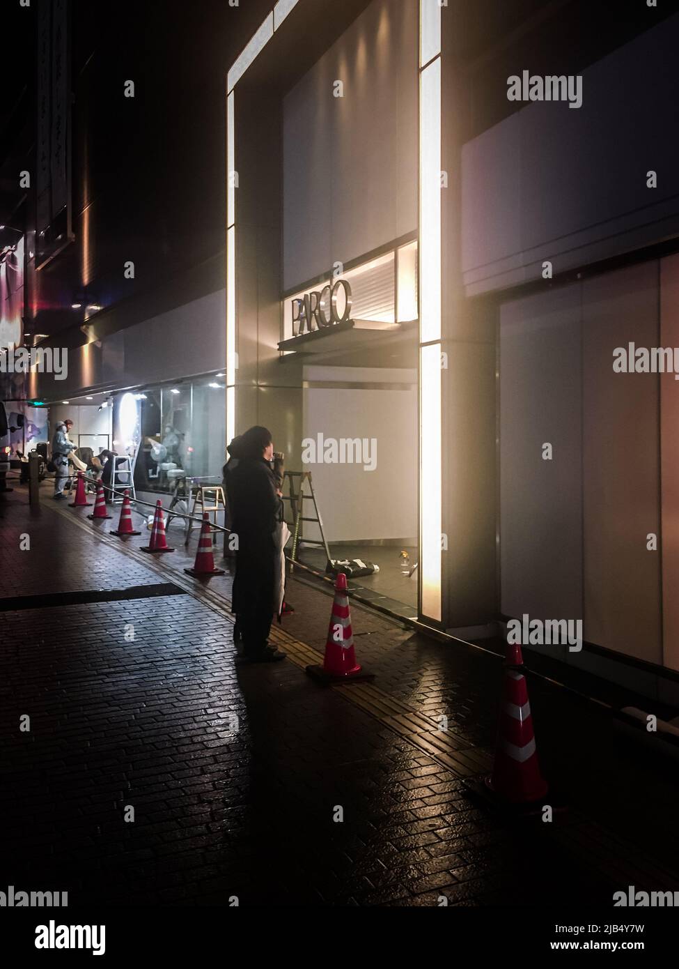 Kumamoto, Japan - 29. Feb 2020 : das Bild des Kumamoto PARCO und der Menschen in der Nacht. Kumamoto PARCO, eröffnet im Jahr 1987, wurde am 29. Februar 2020 geschlossen. Stockfoto