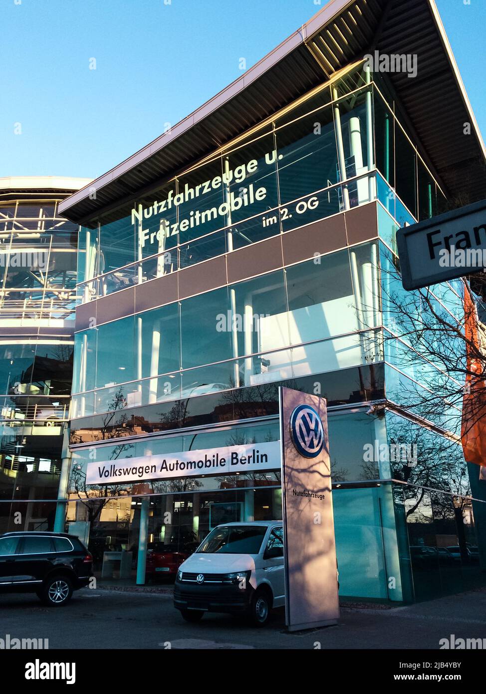 Berlin, Deutschland - 29. Nov 2016 : die Ladenfront von Mercedes-Benz, der globalen deutschen Automobilmarke und einem Geschäftsbereich der Daimler AG, Berlin, Deutschland. Stockfoto