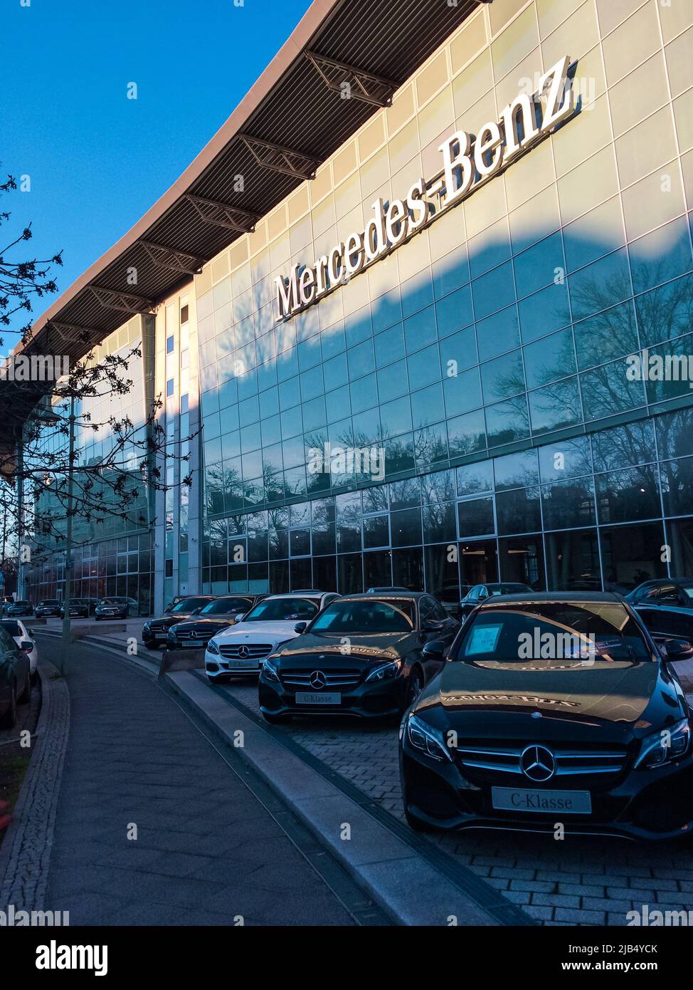 Berlin, Deutschland - 29. Nov 2016 : die Ladenfront von Mercedes-Benz, der globalen deutschen Automobilmarke und einem Geschäftsbereich der Daimler AG, Berlin, Deutschland. Stockfoto