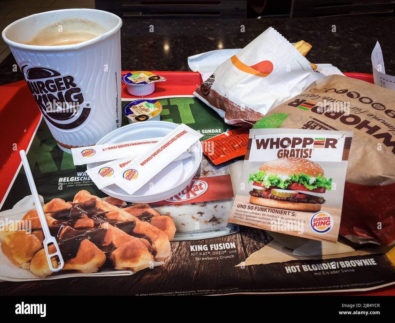 Berlin, Deutschland - 30. Nov 2016 : Whopper-Set (Kaffee, Hamburger, Chips und Zucker) im Restaurant. Der Whopper ist das typische Sandwich von Burger King Stockfoto