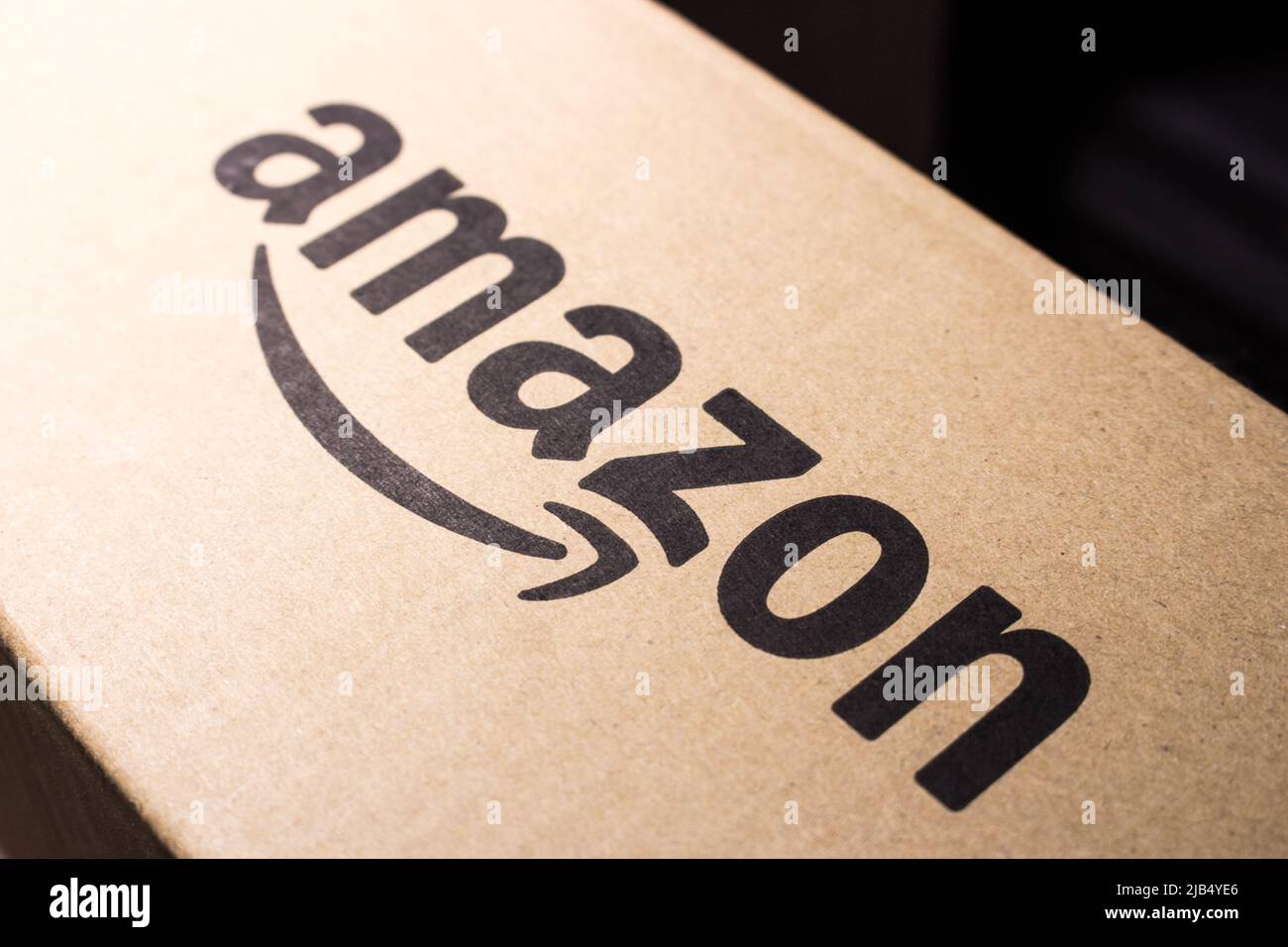 Kumamoto, Japan - Mär 5 2020 : Amazon-Logo auf Karton gedruckt. Amazon.com, Inc. Ist ein US-Technologieunternehmen mit Sitz in Seattle, Washington Stockfoto