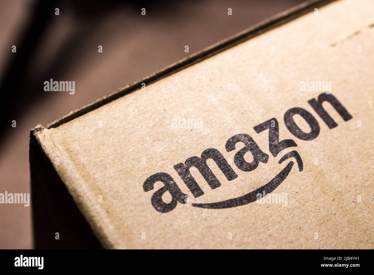 Kumamoto, Japan - Mär 5 2020 : Amazon-Logo auf Karton gedruckt. Amazon.com, Inc. Ist ein US-Technologieunternehmen mit Sitz in Seattle, Washington Stockfoto