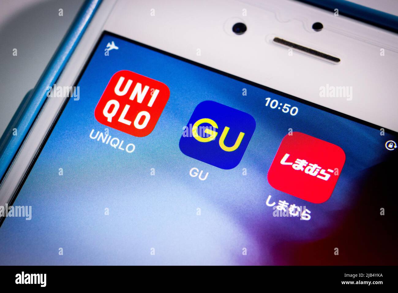 Kumamoto, Japan - Apr 29 2020 : Markenlogos von UNIQLO, GU und Shimamura, den drei größten Giganten der japanischen Fast-Fashion-Industrie, auf dem iPhone-Bildschirm. Stockfoto