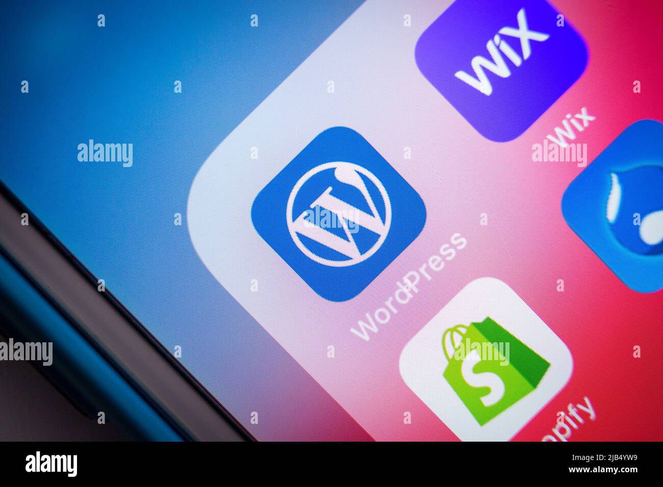 WordPress-Symbol mit anderen CMS-Diensten (Wix, Shopify, Drupal). WordPress ist ein Content Management System (CMS), das auf PHP und MySQL basiert. Stockfoto