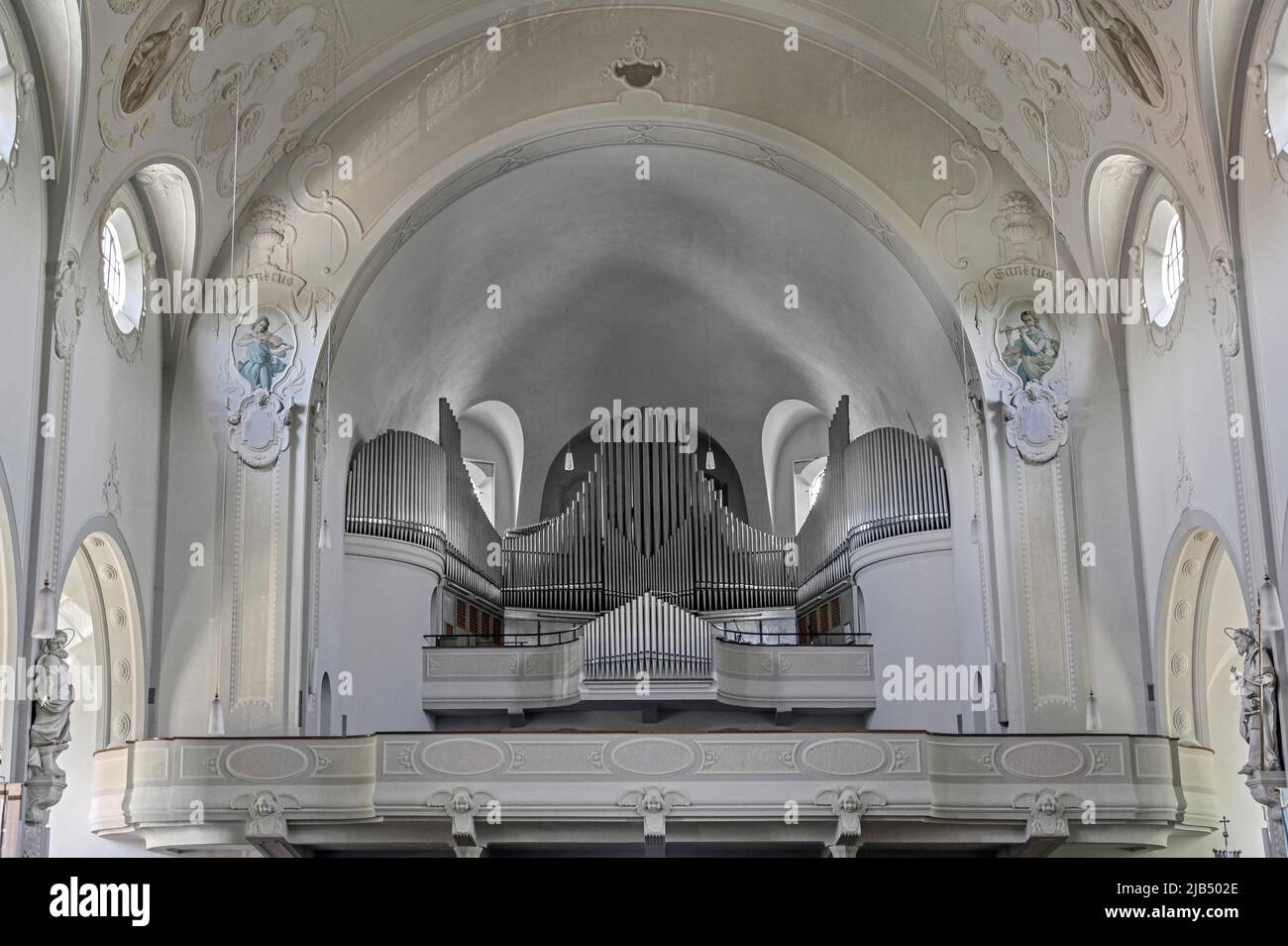 Orgelloft, Stadtpfarrkirche St. Peter und Paul, Dom des Westallgaeus, neobarocke Kirche von 1914, Lindenberg, Allgäu, Bayern Stockfoto