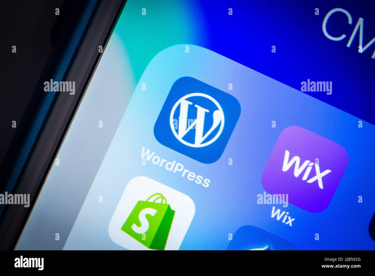 WordPress-Icon mit anderen CMS-Diensten (Wix, Shopify, Drupal) in dunkler Stimmung. WordPress ist ein Content Management System (CMS), das auf PHP und MySQL basiert. Stockfoto