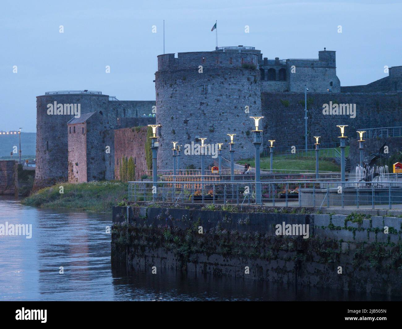 King John's Castle ist ein Schloss aus dem 13.. Jahrhundert auf King's Island am Fluss Shannon in Limerick, Irland, Merchants Quay, Limerick, Limerick, Irland Stockfoto