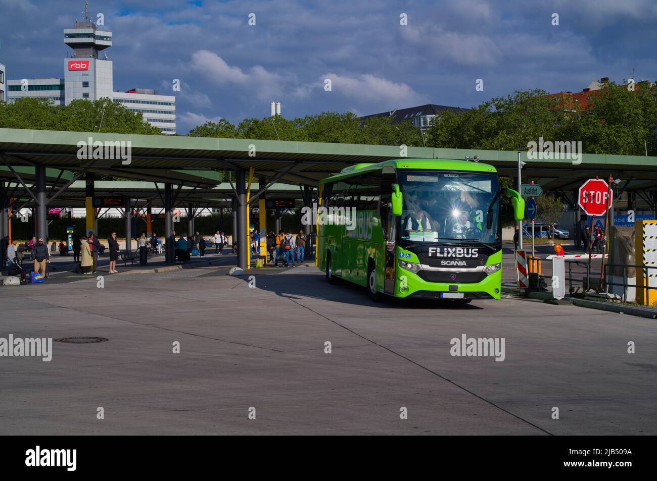 Zentraler Busbahnhof ZOB, Flixbus Reisebus Messedamm, dahinter RBB Hochhaus, Masurenallee, Westend, Charlottenburg, Berlin, Deutschland Stockfoto