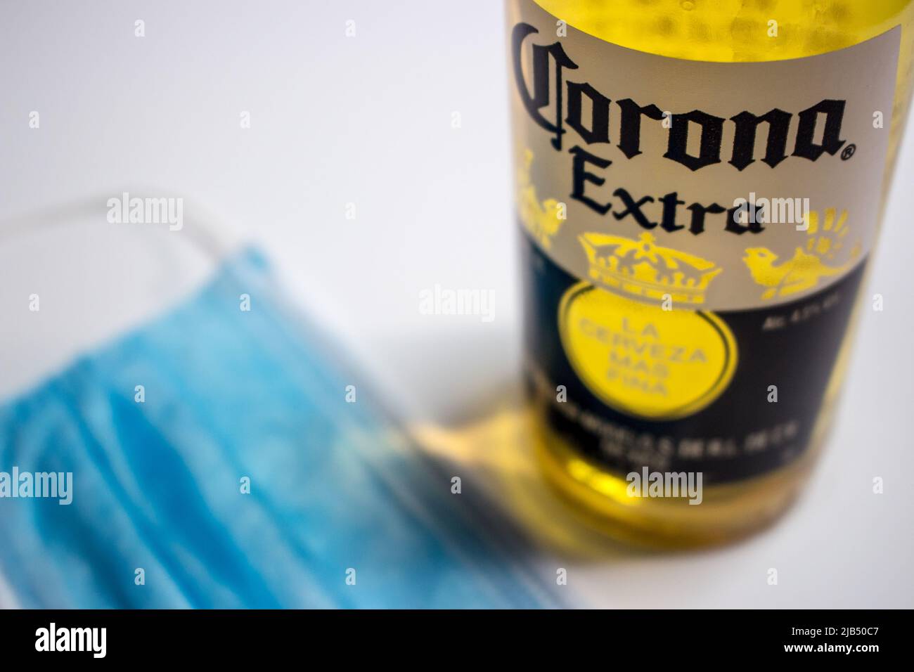 Kumamoto, Japan - Mai 7 2020: Corona Extra Bier mit blauer Gesichtsmaske auf weißem Hintergrund (Konzeptbild). Stockfoto