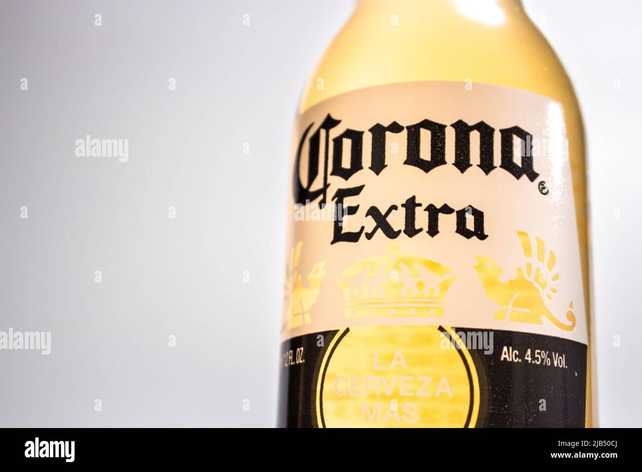 Bild von Corona Extra. Corona Extra ist eines der meistverkauften Biere weltweit und wird von Cervecería Modelo in Mexiko produziert Stockfoto