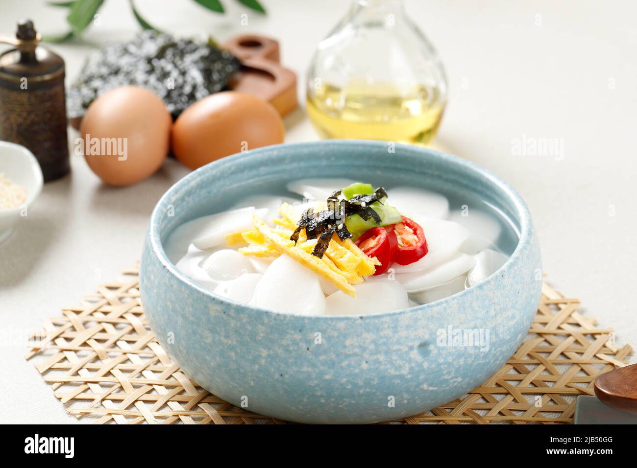 Nahaufnahme Tteok Guk Soup, koreanische traditionelle Suppe für Neujahr, garniert mit Ei und Nori Laver. Stockfoto