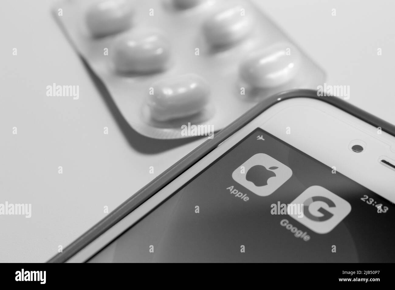 Kumamoto, Japan - Mai 7 2020 : Konzeptbild des Apple & Google-Logos auf dem iPhone-Bildschirm mit Pillen in monochromer Form. Stockfoto