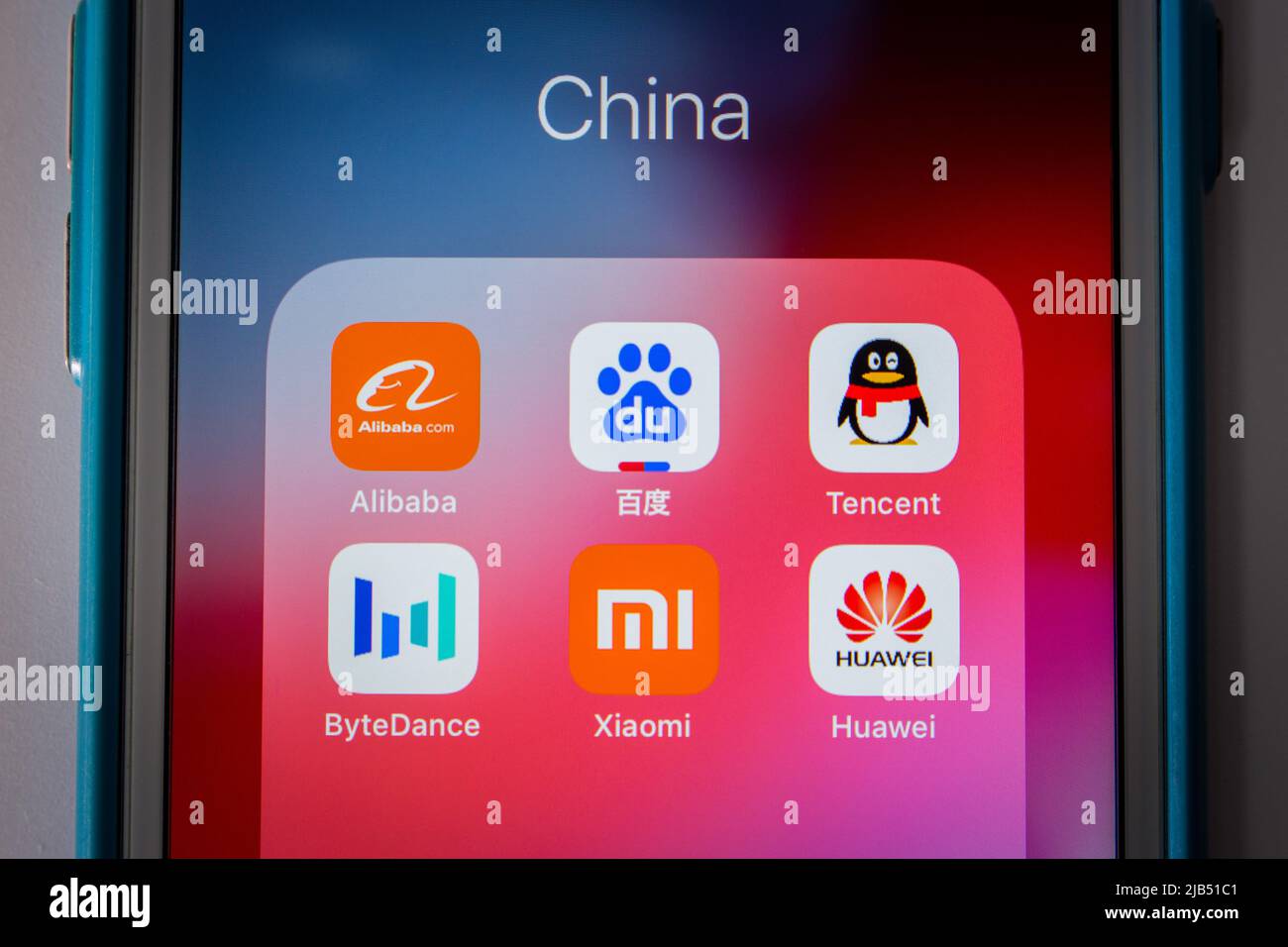 Kumamoto / JAPAN - Okt 2 2020 : Chinas Tech-Giganten (The Big Six - Alibaba, Baidu, Tencent, Bytedance, Xiaomi und Huawei) auf dem iPhone in dunkler Stimmung Stockfoto