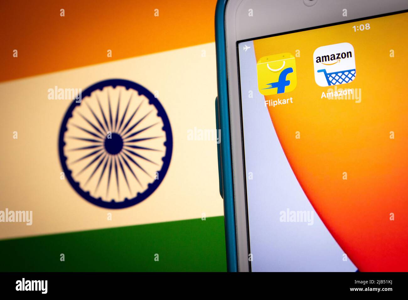Flipkart, ein singapurisches Unternehmen mit Sitz in Karnataka, Indien, mit Amazon auf dem iPhone auf indischer Flagge. Flipkart & Amazon sind die 2 besten Online-Händler in Indien Stockfoto