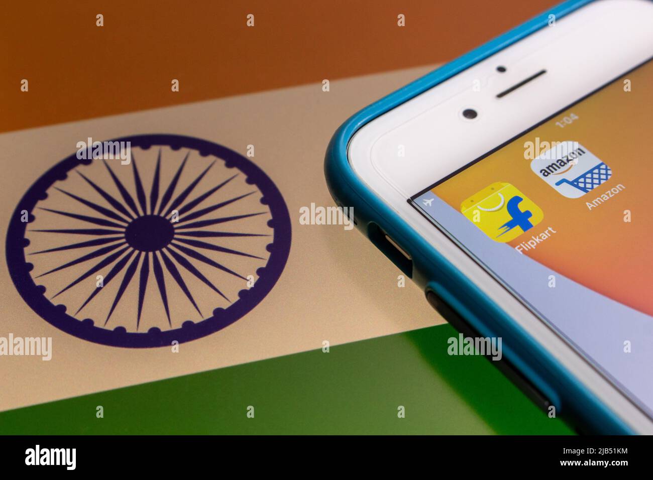 Flipkart, ein singapurisches Unternehmen mit Sitz in Karnataka, Indien, mit Amazon auf dem iPhone auf indischer Flagge. Flipkart & Amazon sind die 2 besten Online-Händler in Indien Stockfoto
