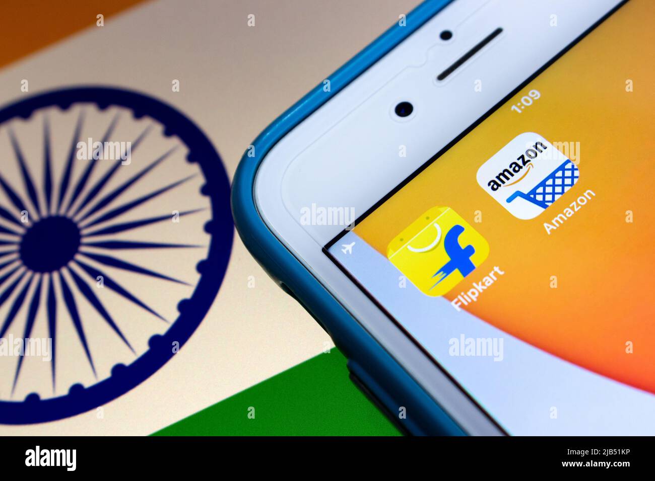 Flipkart, ein singapurisches Unternehmen mit Sitz in Karnataka, Indien, mit Amazon auf dem iPhone auf indischer Flagge. Flipkart & Amazon sind die 2 besten Online-Händler in Indien Stockfoto