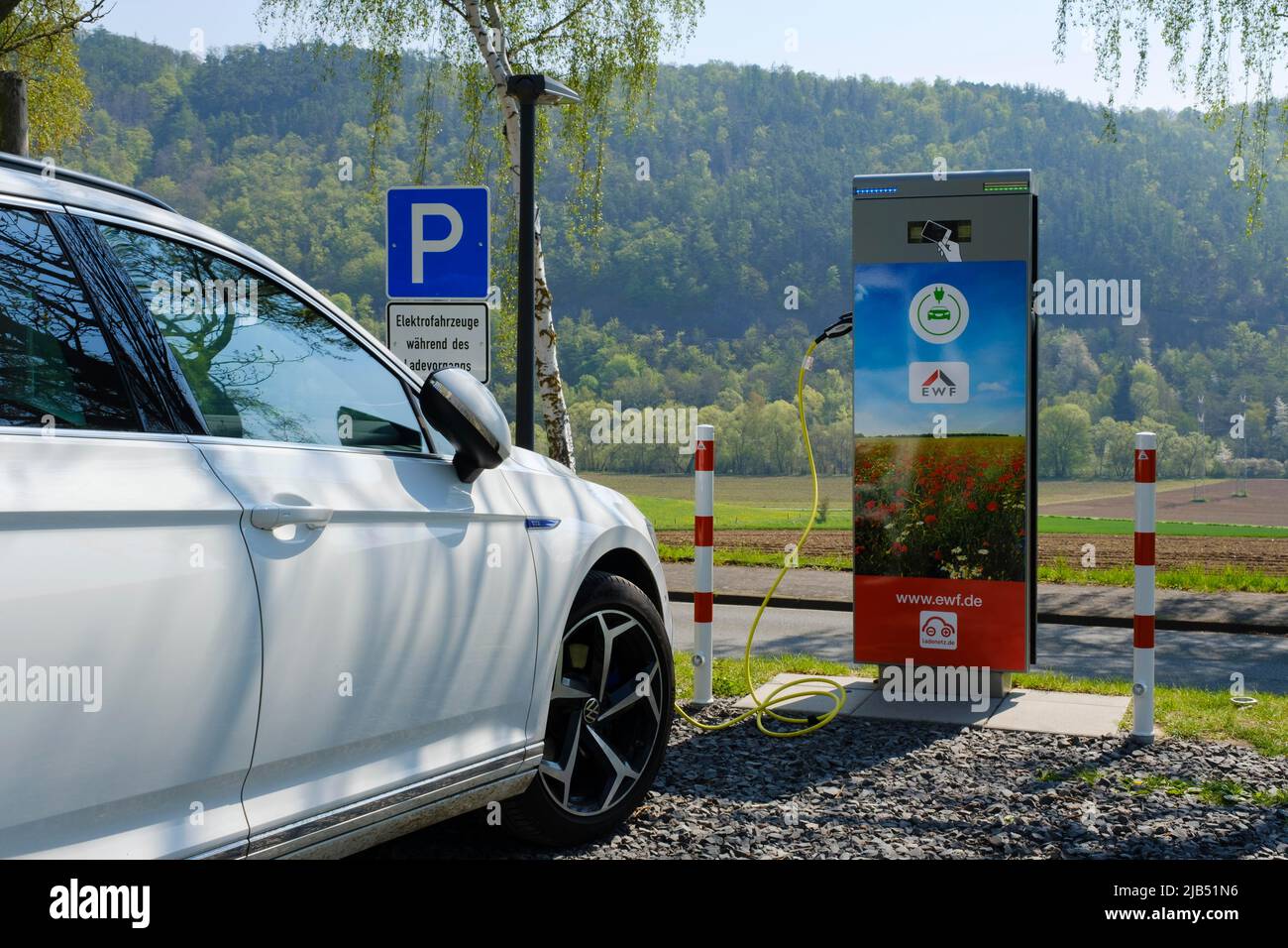 Fahrzeug an der Ladestation einer elektrischen Ladestation, EWF, Edertal, Hessen, Deutschland Stockfoto