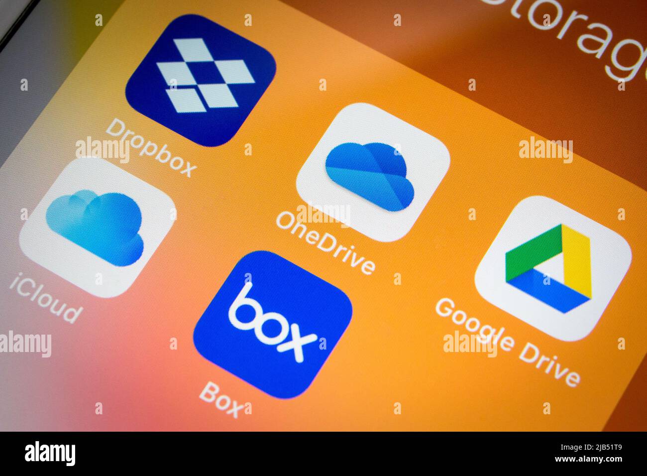 Kumamoto, Japan - 5. Apr 2020 : Cloud-Speicherdienste auf dem iPhone. Dropbox, OneDrive, Google Drive, iCloud und Box sind führende Dateifreigabedienste. Stockfoto