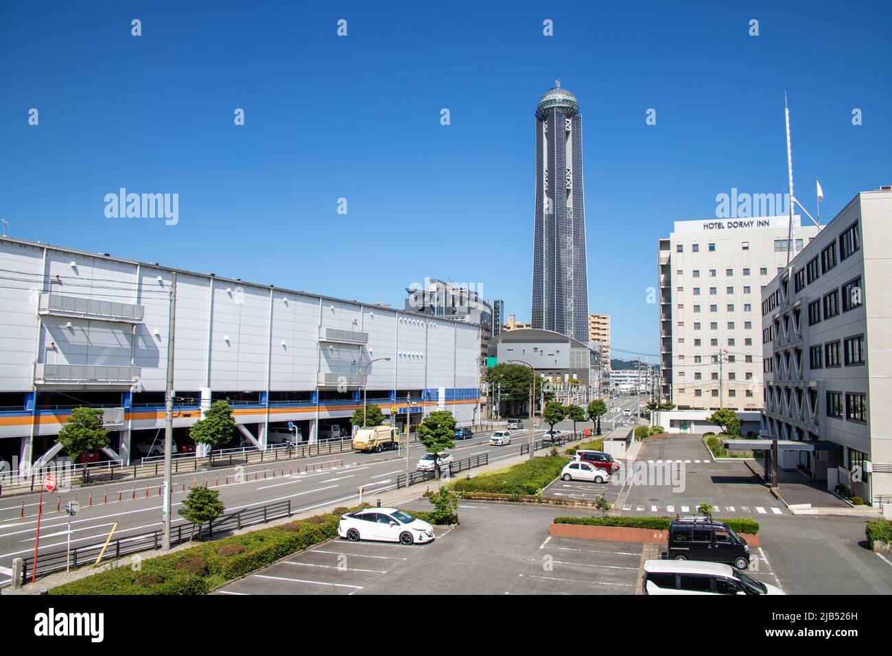 Stadtbild Shimonoseki Downtown und Kaikyo Yume Tower an sonnigen Tagen. Der Kaikyo Yume Tower ist als der höchste Turm im Westen Japans bekannt. Stockfoto