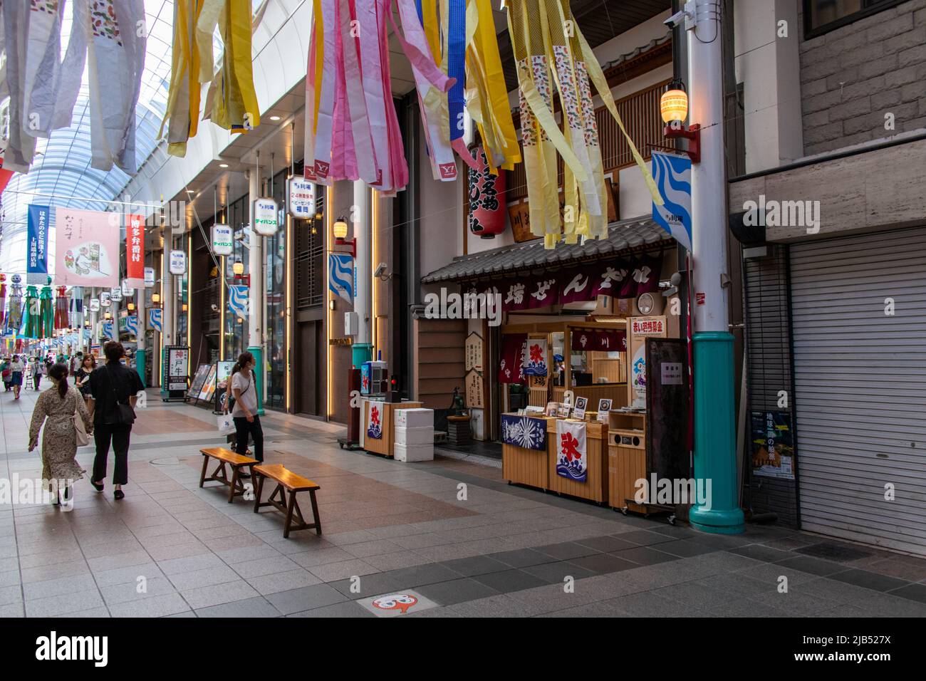 Hakata, Fukuoka / JAPAN - Aug 15 2020 : Kawabata Shopping Arcade, Hakatas älteste Einkaufsstraße, die tagsüber über 130 Jahre Geschichte hat. Stockfoto
