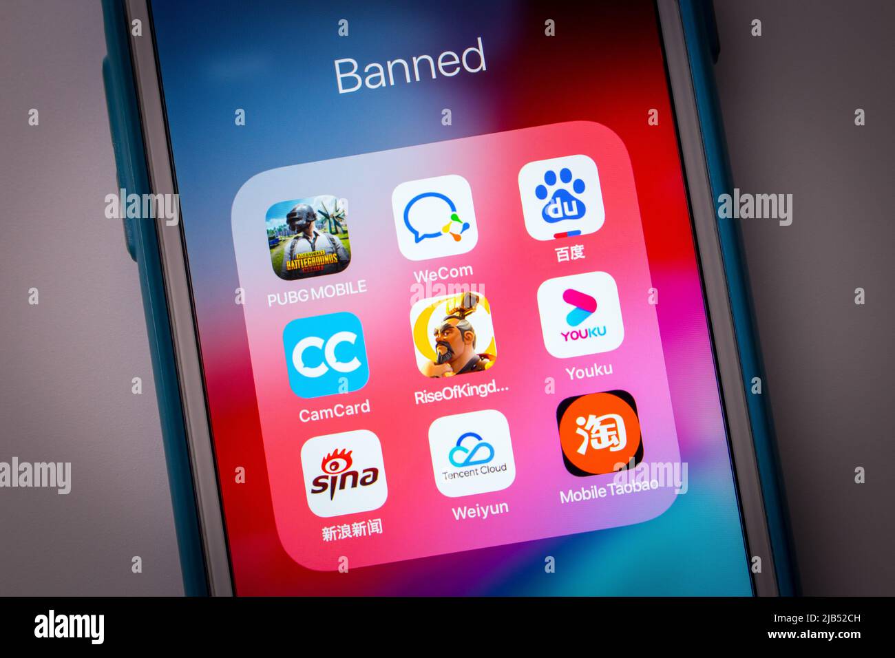 Kumamoto / JAPAN - Okt 2 2020 : PUBG & beliebte chinesische Apps auf dem iPhone in dunkler Stimmung. Indien verbietet PUBG, Baidu und über 100 Apps, die mit China verknüpft sind Stockfoto