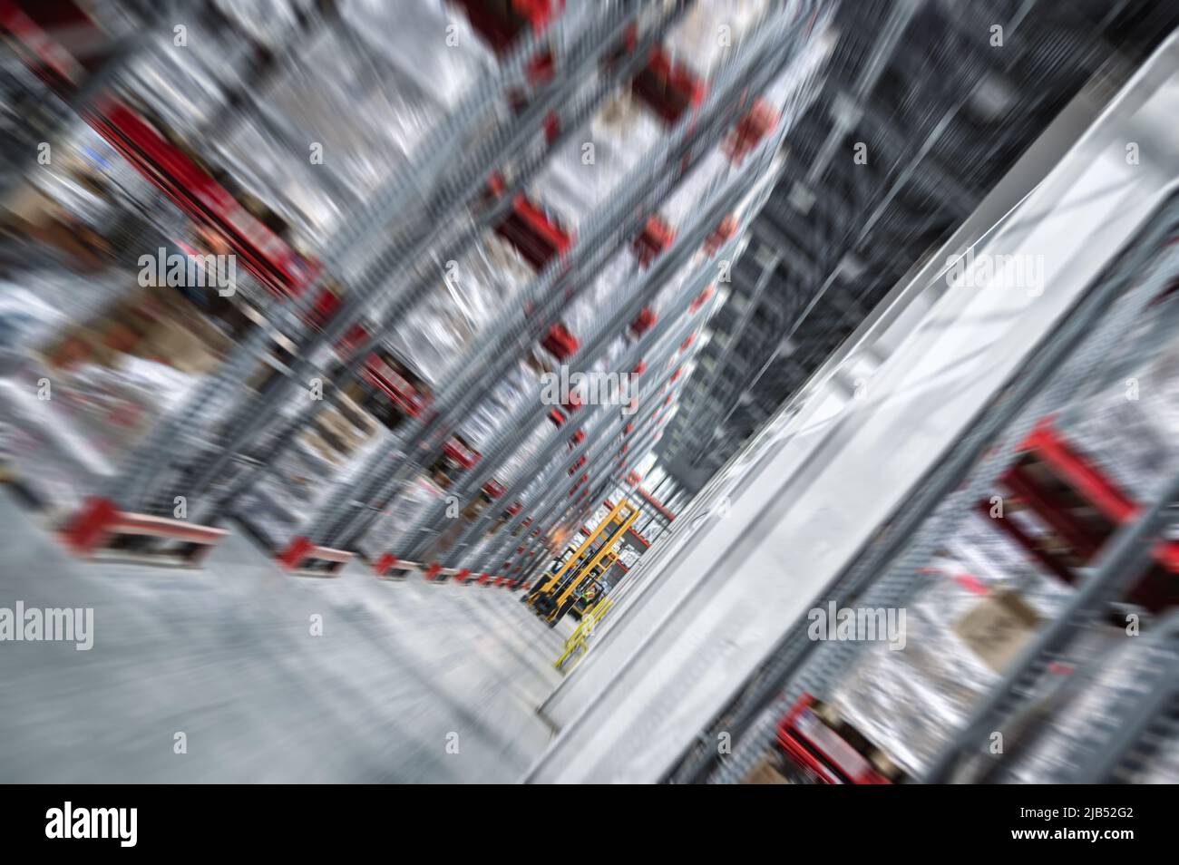 Verschwommene Ansicht des leeren Durchgangstegs zwischen den Regalen im Lager Stockfoto