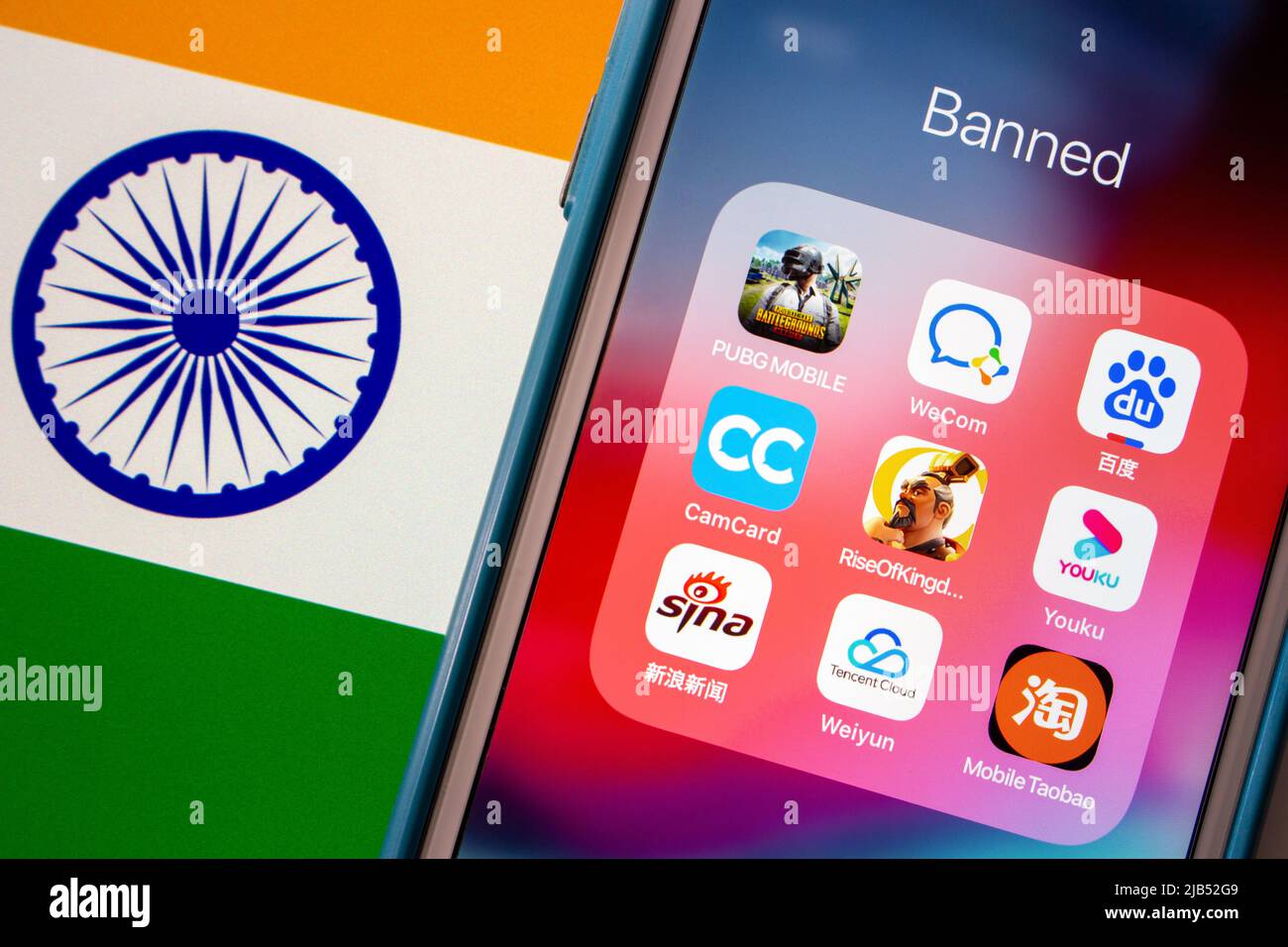 Kumamoto / JAPAN - Okt 2 2020 : PUBG & beliebte chinesische Apps auf dem iPhone auf indischer Flagge. Indien verbietet PUBG, Baidu und über 100 Apps, die mit China verknüpft sind Stockfoto