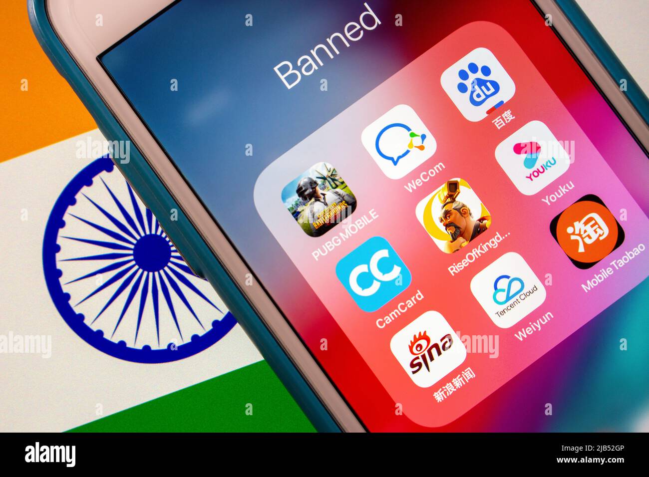 Kumamoto / JAPAN - Okt 2 2020 : PUBG & beliebte chinesische Apps auf dem iPhone auf indischer Flagge. Indien verbietet PUBG, Baidu und über 100 Apps, die mit China verknüpft sind Stockfoto