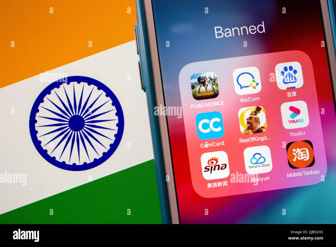 Kumamoto / JAPAN - Okt 2 2020 : PUBG & beliebte chinesische Apps auf dem iPhone auf indischer Flagge. Indien verbietet PUBG, Baidu und über 100 Apps, die mit China verknüpft sind Stockfoto